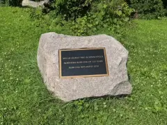 Is the trunk of Minneapolis’ once-oldest tree still lying on the site where the tree is memorialized?