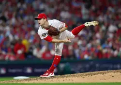 Reports: Phils bring back veteran righthanded reliever David Robertson